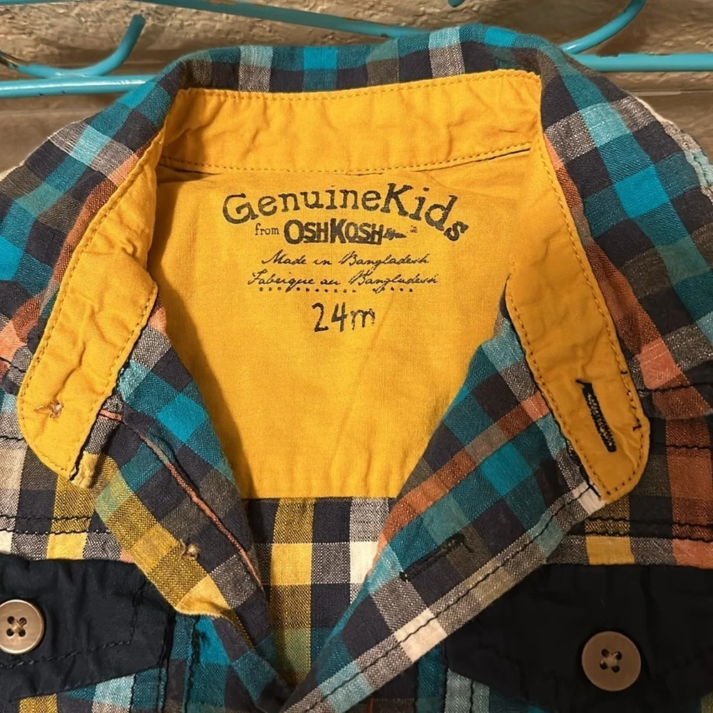 Oshkosh boys long sleeve button up plaid shirt with pockets. EUC Size 24m